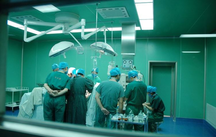 Operaţii de refacere gratuite, pentru învingătoarele cancerului mamar