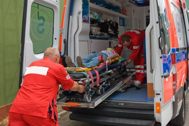 Constanța: Bărbat căzut de la etaj pe strada Mircea cel Bătrân