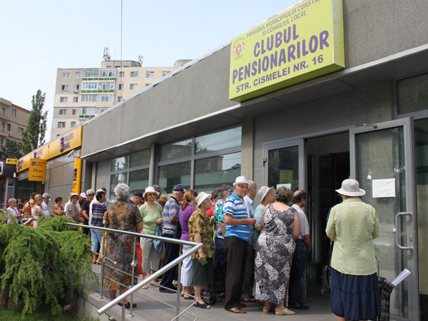 Pensionarii constănţeni primesc pachete cu alimente