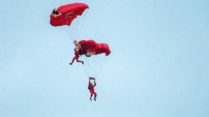 VIDEO: Paraşutist care se prăbuşea spre moarte, prins în aer de un coleg