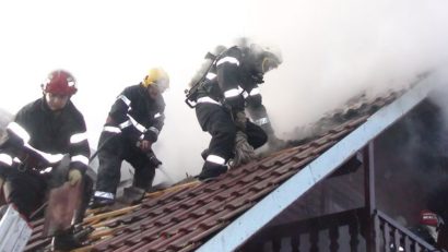Județul CONSTANȚA: Acoperiș de casă cuprins de flăcări. O persoană este rănită