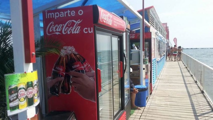 FOTO: Pasarela din Mamaia. Invitaţie la plimbare printre gunoaie şi grătare