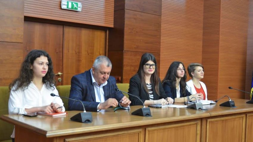 Primaria Călăraşi, condusă de eleve de liceu