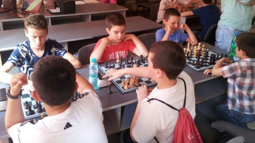 Elevii învaţă cum trebuie să sară calul. Nu în societate, ci peste piesele de pe tabla de şah