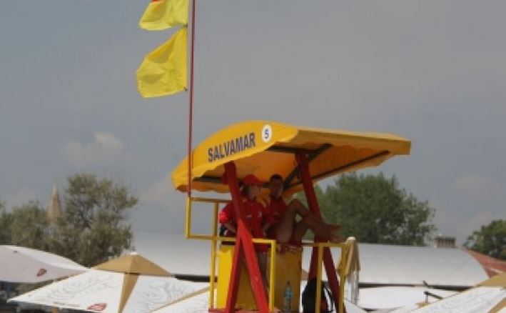 Marea poate fi cu adevărat neagră. Atenție la indicațiile salvamarilor!