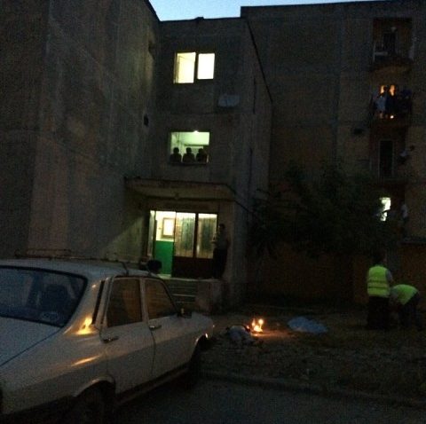 Sub privirile salvatorilor. Un bărbat s-a aruncat de pe bloc