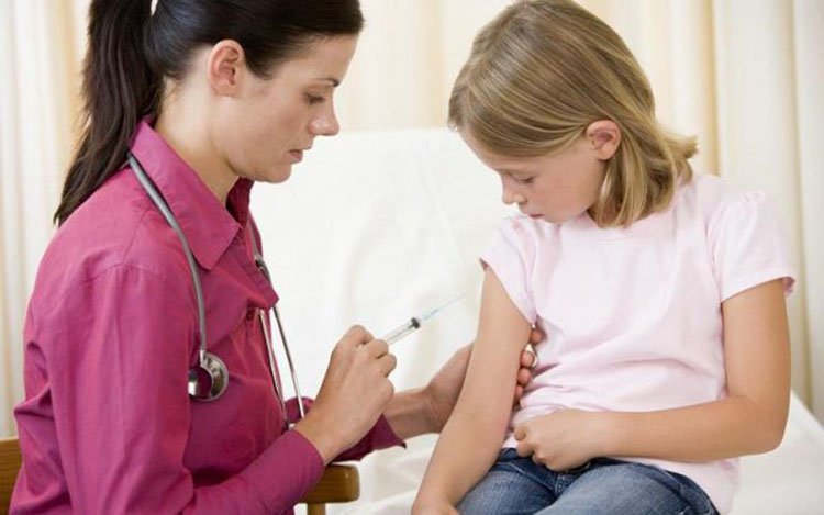 Legea care reglementează vaccinarea în România ar putea fi finalizată în această vară