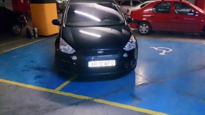FOTO: Când insigna poliției bate bunul simț