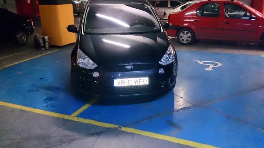 FOTO: Când insigna poliției bate bunul simț
