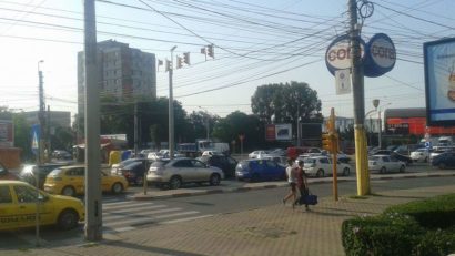 Trafic infernal pe bulevardul IC Brătianu, în zona magazinului Cora