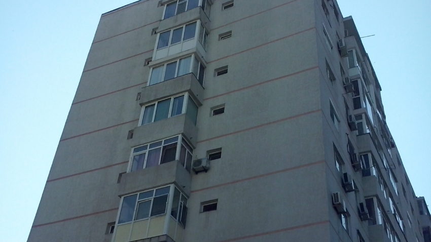 FOTO – Constanța: Un bărbat amenință că se aruncă de la etajul unui bloc (update)