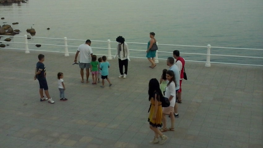 Un … mim, pe faleză, în Mamaia