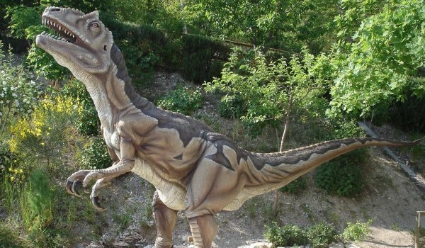 Idei de vacanţă: aventuri în parcuri cu dinozauri