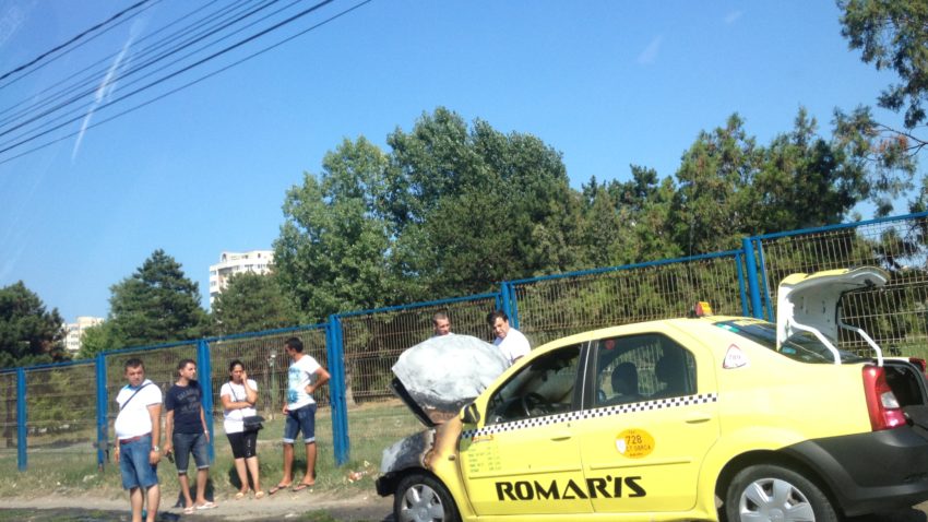 FOTO EXCLUSIV: Un taximetru a luat foc în mers pe bulevardul Aurel Vlaicu