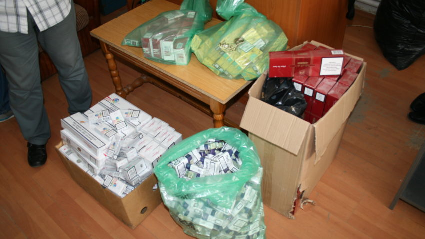 (Foto) PERCHEZIŢII la Constanţa. Maşini şi sume de bani confiscate de la contrabandiştii de ţigări