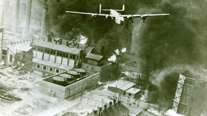 VIDEO: Acum 73 de ani, aviația americană bombarda rafinăriile de la Ploiești