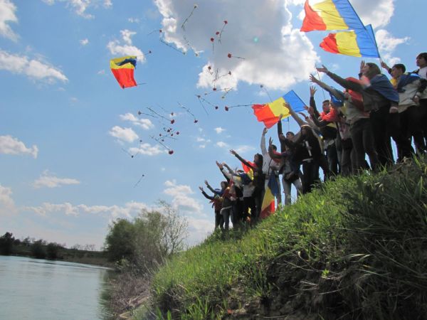 Unioniştii spun că vor traversa Prutul şi vor reface Podul de Flori