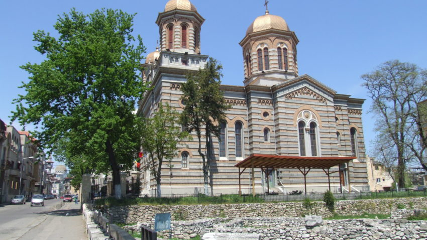 În vizită la Catedrala din Constanţa, printre schele