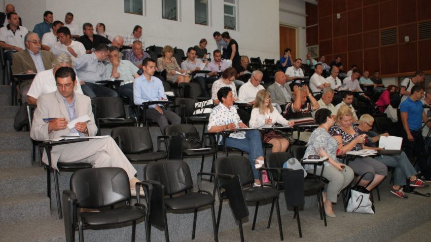 Uniţi în cuget şi simţiri. Consilierii judeţeni refuză să fie împotriva lui Nicuşor Constantinescu