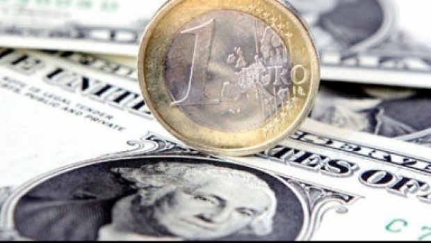 Scade EURO, crește DOLARUL