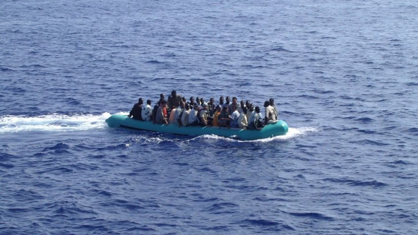 Sute de imigranți salvați în Marea Mediterană și 12 corpuri au ajuns în Sicilia