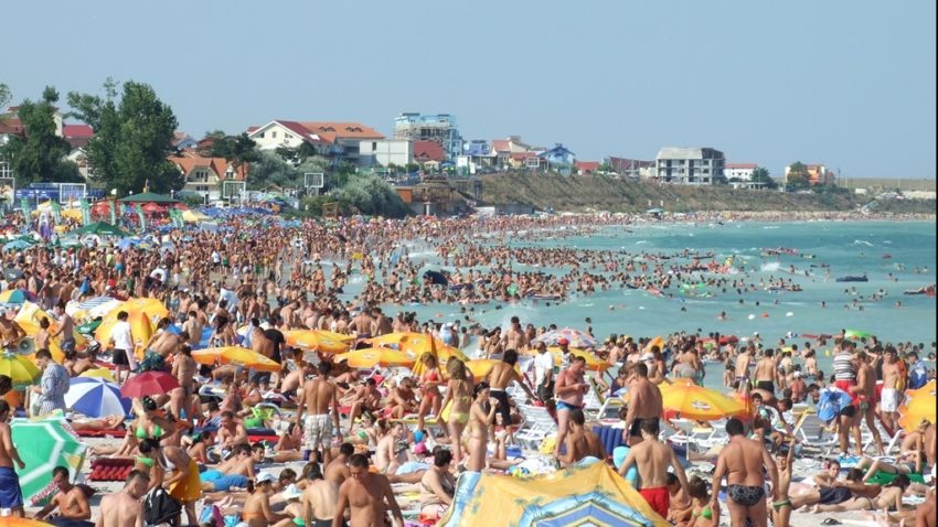 Peste 100.000 de turişti s-au răcorit la mare, în weekend