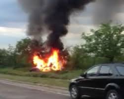 O maşină arde ca o torţă la Murfatlar