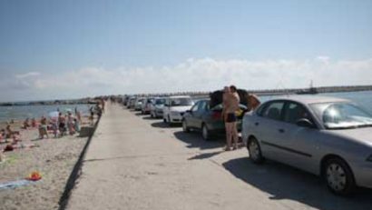 Doi minori au spart o mașină în parcarea de lângă plaja Modern