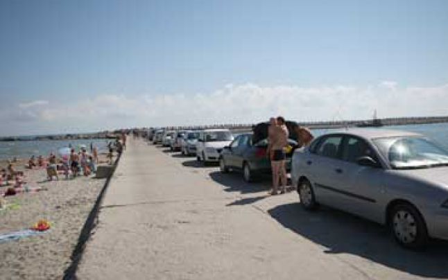 Doi minori au spart o mașină în parcarea de lângă plaja Modern