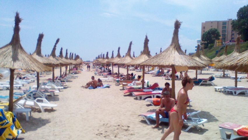 ANPC fără milă în Mamaia. Plaja Ammos Blue Beach amendată cu 40.000 de lei