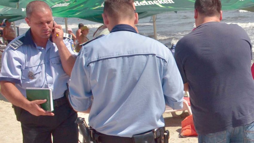 Poliţiştii constănţeni îi ajută pe turişti să se ferească de hoţi