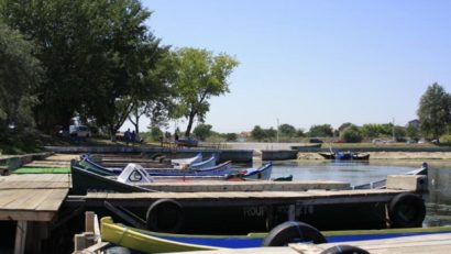 Ponton pentru ambarcaţiuni în comuna Crişan din Delta Dunării
