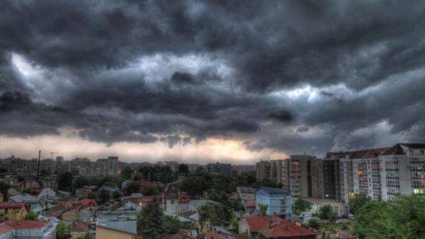 Avertizare NOWCASTING. Vijelie și fulgere la Constanța