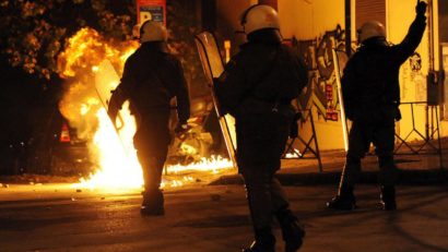VIDEO: Proteste violente la Atena după ce Parlamentul a adoptat planul de austeritate