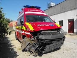 Un şofer beat a lovit două autoturisme şi o ambulanţă
