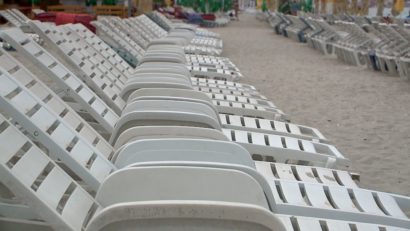 Plaje acaparate de şezlonguri. Ce sancţiuni riscă agenţii economici?