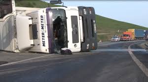SIBIU: Trafic pe o bandă între Sibiu și Alba Iulia, după ce un TIR s-a răsturnat pe DN 1