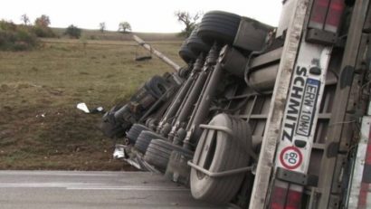 Camion răsturnat pe Autostrada Soarelui