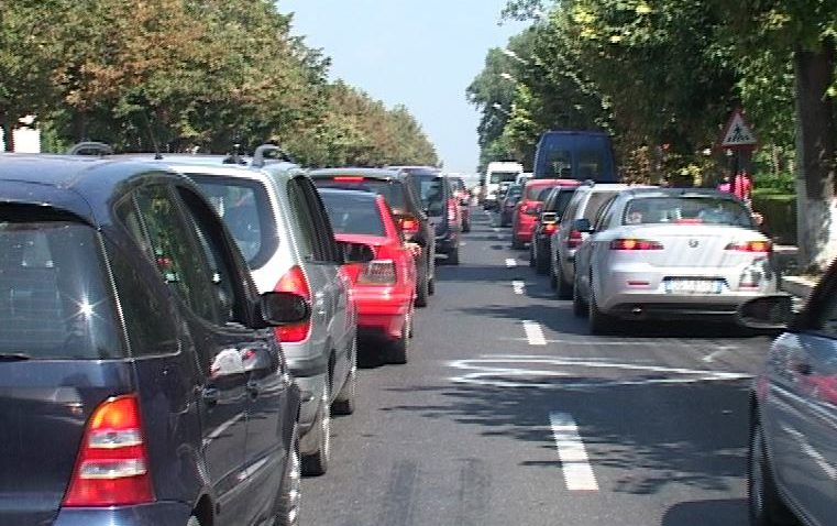 (UPDATE) Coloană de maşini, la ieşirea din Eforie Sud spre Autostrada 4