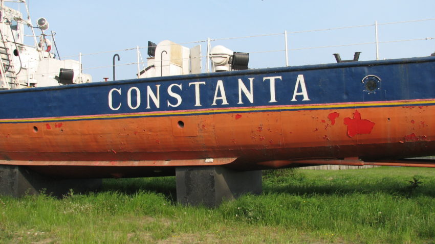 Vapoarele de la intrarea în Constanţa se transformă în opere de artă urbană