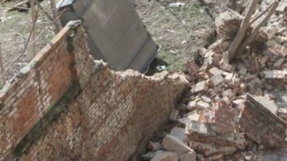 Fosta uzină, CĂZUTĂ peste un bărbat. Zid prăbuşit la Ovidiu