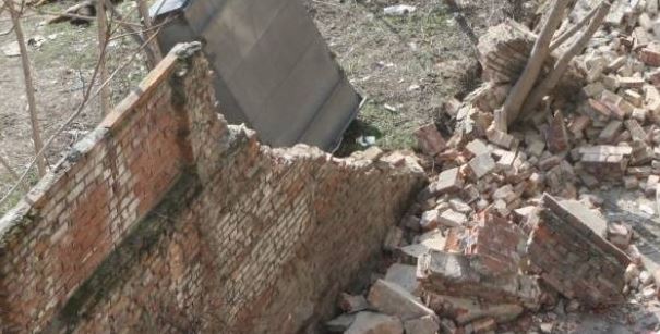 Fosta uzină, CĂZUTĂ peste un bărbat. Zid prăbuşit la Ovidiu