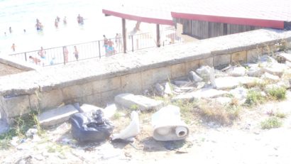 FOTO: Faleza de la Eforie Sud – Spre plajă, printre gunoaie