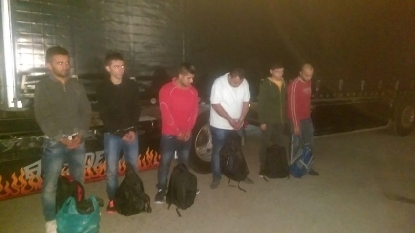 FOTO: Şase sirieni ascunşi într-o semiremorcă, depistaţi de poliţiştii de frontieră constănţeni