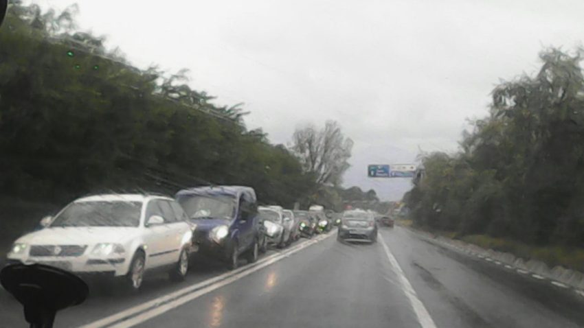 (VIDEO) Ploaia dă peste cap traficul pe DN39
