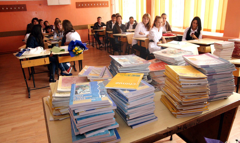 AUDIO: Elevii de liceu vor manuale gratuite, conform legii
