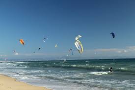 CORBU: O persoană care practică kitesurfing este în pericol pe mare