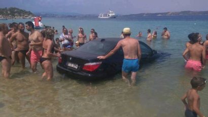VIDEO: Lecţie pentru un turist român: mersul pe apă, rezervat unor şopârle. Şi Mântuitorului