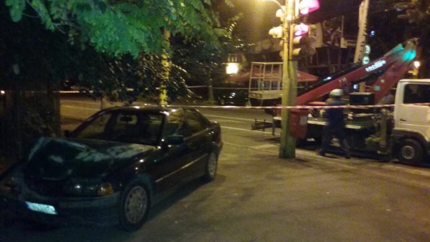 Un BMW a rupt un stâlp de pe bulevardul Ferdinand