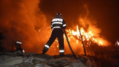 Arde o casă în Plopeni